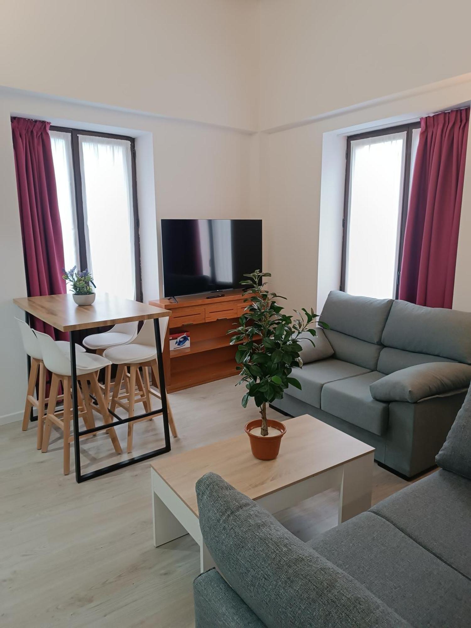 Apartamentos Turisticos Avila Puerta De Los Leales 1-2 מראה חיצוני תמונה