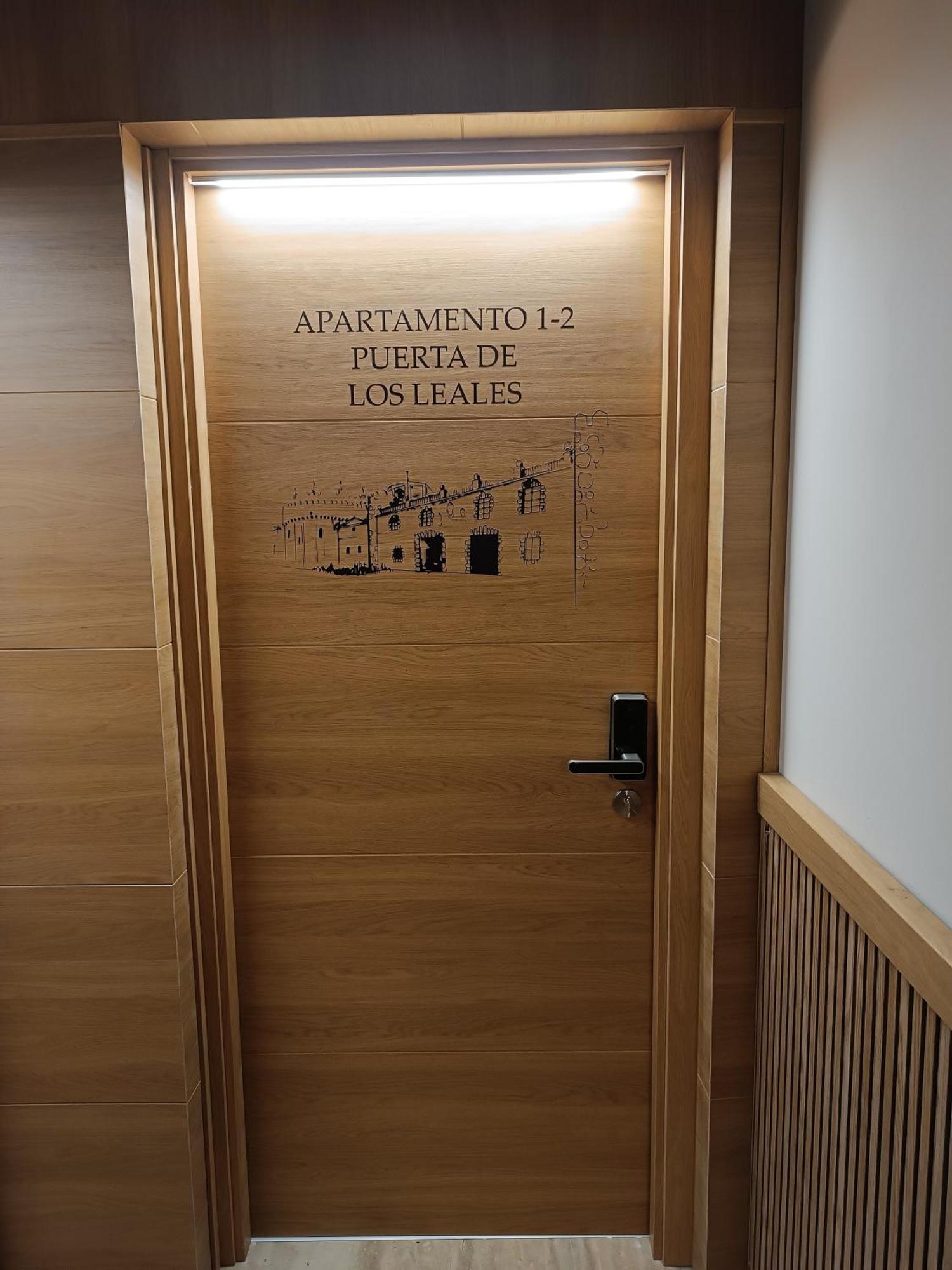 Apartamentos Turisticos Avila Puerta De Los Leales 1-2 מראה חיצוני תמונה